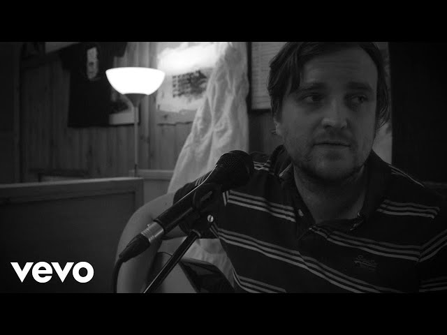  Caught in the Middle (Acoustic) - Starsailor