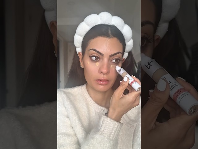 Vídeo relacionado con IT Cosmetics, Do It All Radiant Concealer, Corrige, Ilumina y Rellena la Piel, Larga Duración, Antiojeras, Tez Luminosa, Formulado con Sérum Multivitaminas, 7 ml, Tono: Fair Warm 120