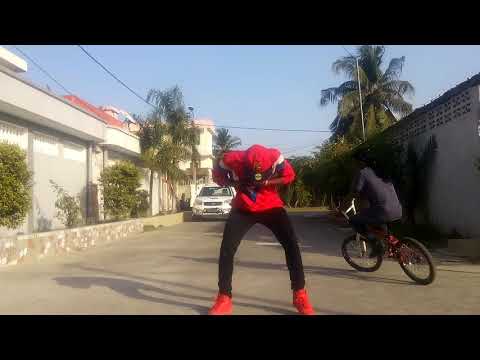 Amed chenet et son Danseur robot en mode degamage