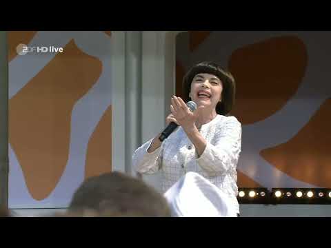 Mireille Mathieu - An einem Sonntag in Avignon (1970 - Fernsehgarten 14-6-2015) SD
