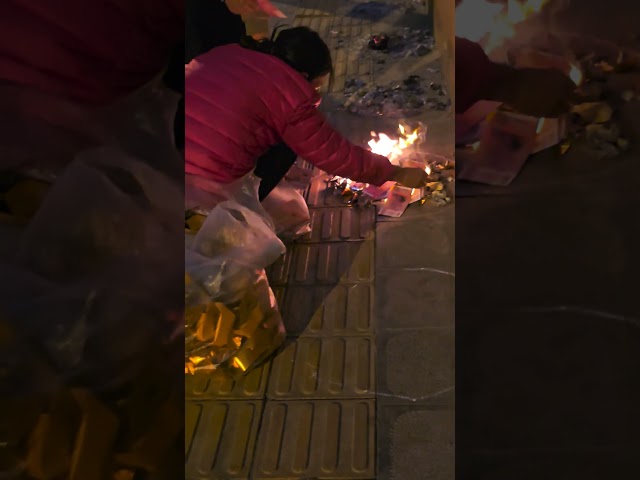 Vídeo relacionado con Dinero ancestral | Ritual Ancestral Dinero | Papel ceremonial tradicional para Qingming Fest y rituales de cuidado de tumbas con 100 hojas