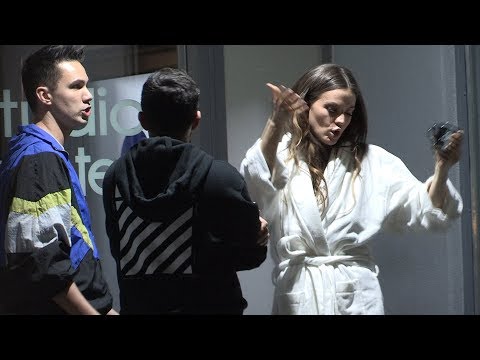 PAPARACO Milica Pavlović uhvaćena kako se u BADE MANTILU KOJI SE OTVORIO ŽESTOKO SVAĐA na ulici