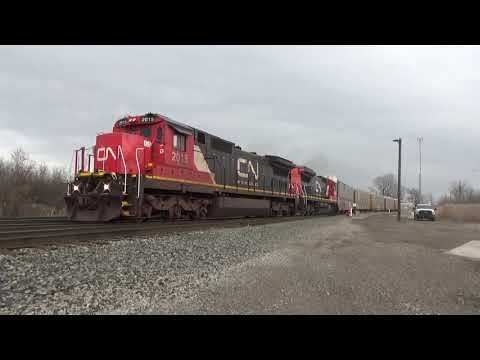 CN C40-8's #2015 and #2000 lead CN A450 south through Woodhaven, MI, 12/4/20
