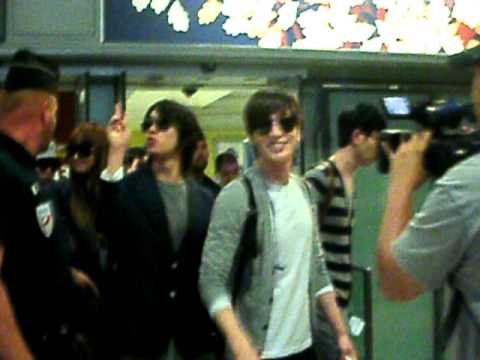 Super Junior & F(x)'s Victoria arrival at airport CDG in Paris ~