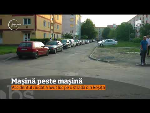 Scenă ca-n filme pe o stradă din Reşiţa. O maşină s-a urcat cu două din roţi pe un autoturism parcat