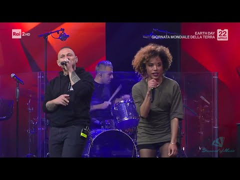 99 Posse - Curre curre guaglió - Live (HD)