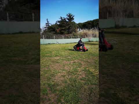 Lavorazione taglio erba naturale del campo di allenamento cinofilo