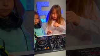 Download lagu DJ Keblinger - Happy - MIXING || Girl DJs || SAVAGE SISTERS mp3 Download lagu DJ Keblinger - Happy - MIXING || Girl DJs || SAVAGE SISTERS mp3