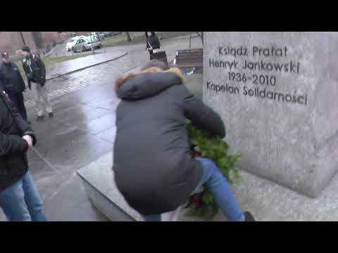 Duda składa kwiaty pod pomnikiem Jankowskiego.