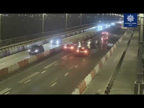 Нещодавно на мосту Патона сталась ДТП, винуватець якої зник