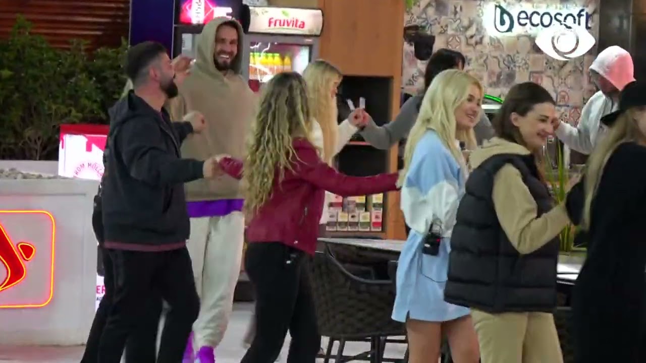 Super atmosferë, të gjithë banorët në valle bashkë