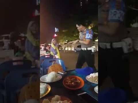 VIRAL, anggota polri Ucok Hans Simangunsong menghibur pengamen kecil