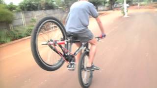 preview picture of video 'Hang Five: Wheeling Bike Em Joviânia Goias'