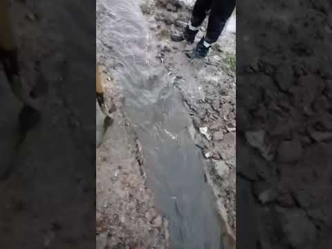 Video. En 161 y 50 de El Retiro los vecinos trabajan a pico y pala para que drene el agua