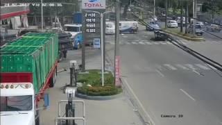 Momento en que choque de patana produce explosión en estación de combustible