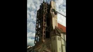 preview picture of video 'Runęła wieża zabytkowego kościoła w Otyniu'