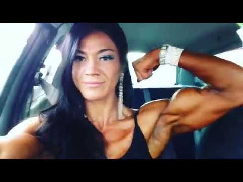 Muscle girl flex super Huge Biceps 💪 #youtubeshorts