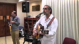 Shlomo Carlebach [Esa Einai] Benyamin Steinberg אשא עיני (הזמר והיוצר בנימין שטיינברג) - התמונה מוצגת ישירות מתוך אתר האינטרנט יוטיוב. זכויות היוצרים בתמונה שייכות ליוצרה. קישור קרדיט למקור התוכן נמצא בתוך דף הסרטון