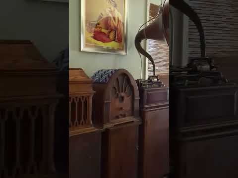 Edison Amberola V Plays "Dance of the Skeletons"