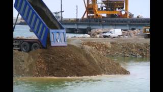 preview picture of video 'Maersk: continua l'incredibile sepoltura della rada di Vado Ligure (01-02-2013)'