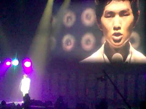 [fancam] 110611 SM TOWN PARIS Nessun Dorma Onew solo (SHINee)