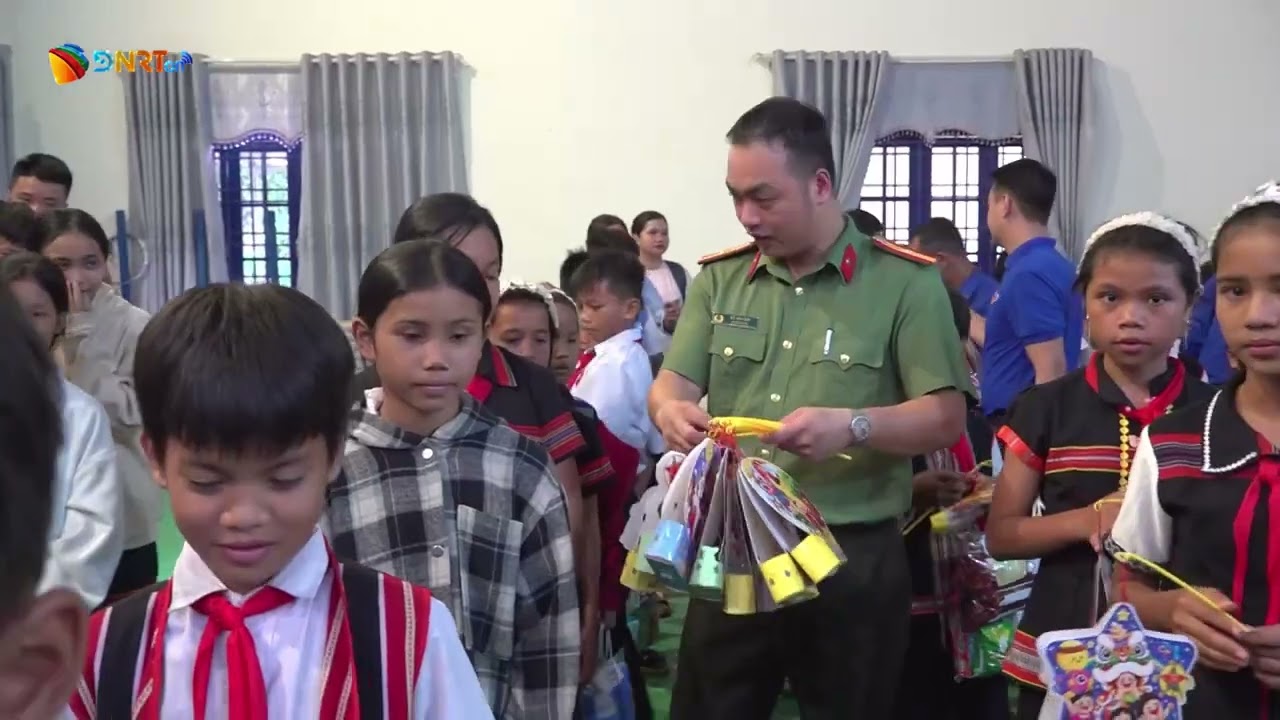 TUỔI TRẺ CÔNG AN ĐÀ NẴNG GIEO MẦM YÊU THƯƠNG NƠI BIÊN GIỚI