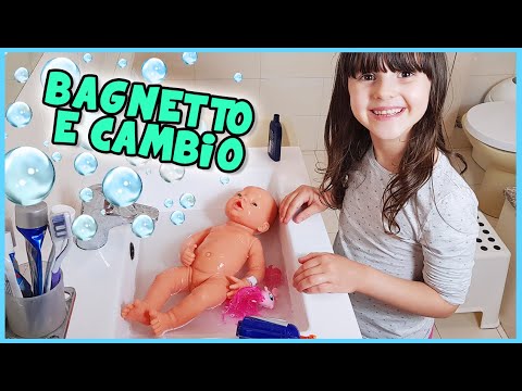 Bagnetto e cambio alla bambola Berenguer