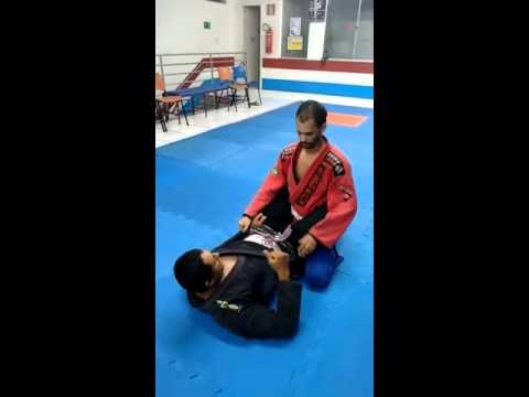 Contra golpe na saida de guarda alta pras costas.