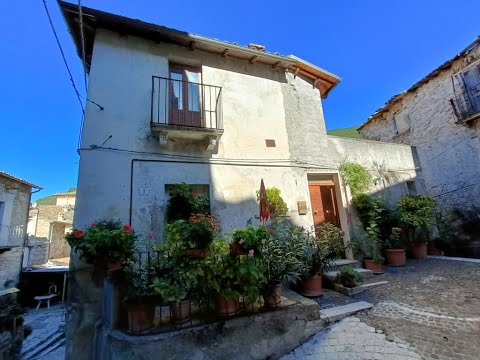 Three bedroom townhouse in the charming village of Introdacqua.