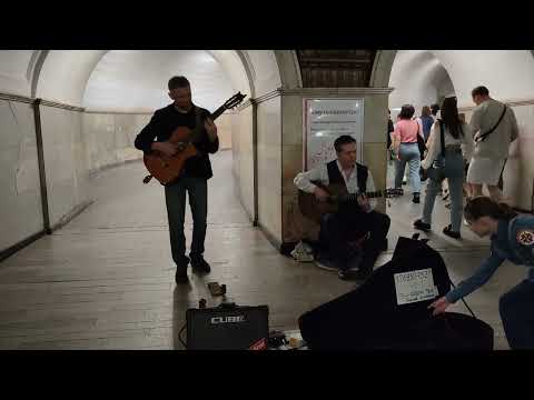 Старый клён - Девчата - Люсьена Овчинникова и Николай Погодин - отлично сыграли два гитариста #metro