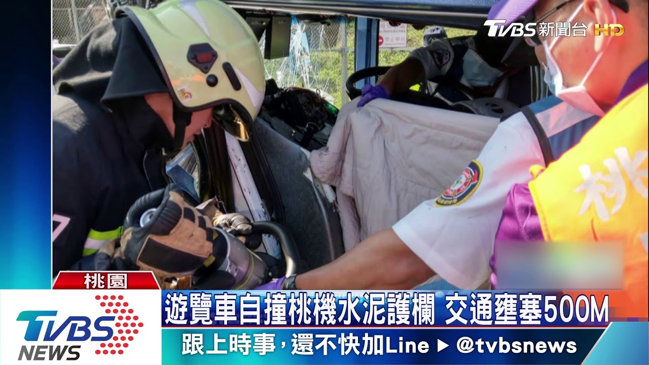 疑未注意!遊覽車自撞護欄 駕駛一度受困