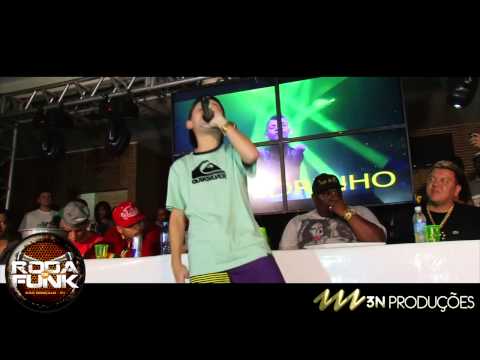 Mc Pedrinho na roda de funk pela primeira vez .