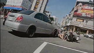 【車禍影片】 機車被汽車鬼切擊落（2022.11.20 台中市東區建成路與大智路口）