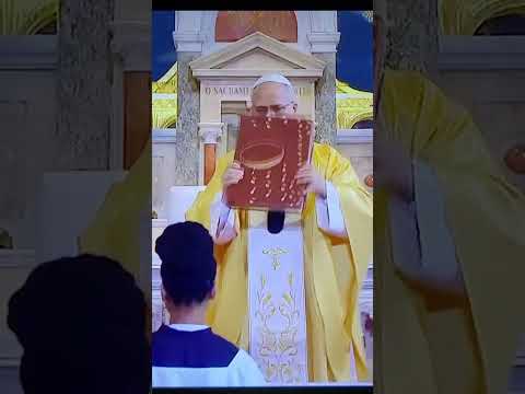 Bendición con el Evangeliario  - Santa Misa - Basílica de San Agustín  en Annaba  (comparte)
