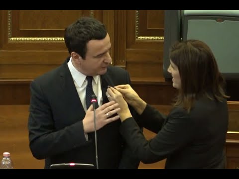 Ganimete Musliu ndërprenë fjalimin Kurtit, ia vendos flamurin kombëtar