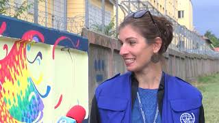 Послания за мир и рисунки изпъстриха оградата на бежанския център в Харманли 