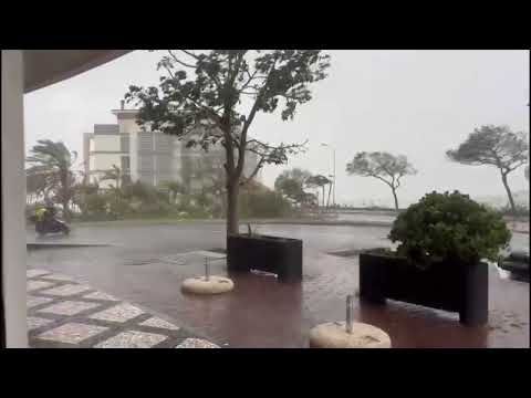 Fortes rajadas de vento 'arrastam' motas na Estrada Monumental