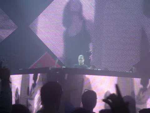 John Dahlback  @tomorrowland plays Hustle Up w/ John Dahlback feat. Basto! -- Out There