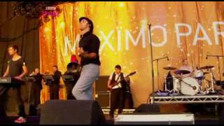 Maxïmo Park &amp; horn section - Kids Are Sick Again (Reading 2009)