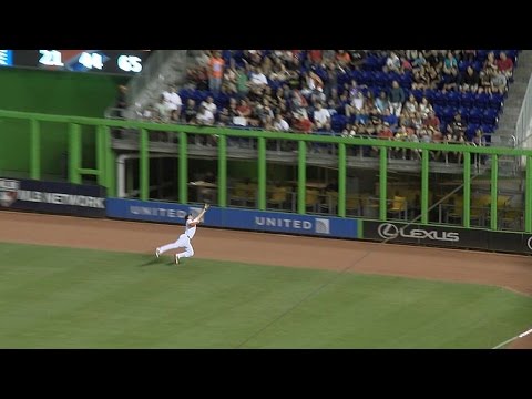 Stanton makes amazing diving catch on track