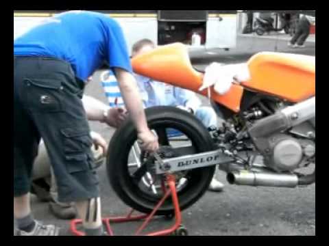 Mike Edwards tests the Mali Jawa supermono at Most 2008
