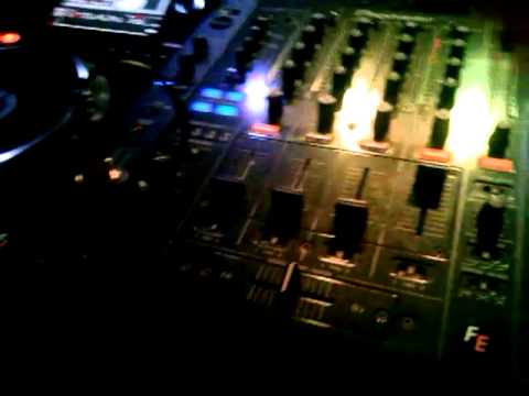 ''Tune Doctors -Fears of the Night'' played live by the Basslinerz @ ''Ojé'