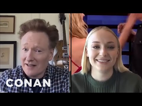 ソフィー・ターナーはコナンに彼女のカスタムズームの背景を明らかにする - TBSのコナン (Sophie Turner Reveals Her Custom Zoom Background To Conan - CONAN on TBS)