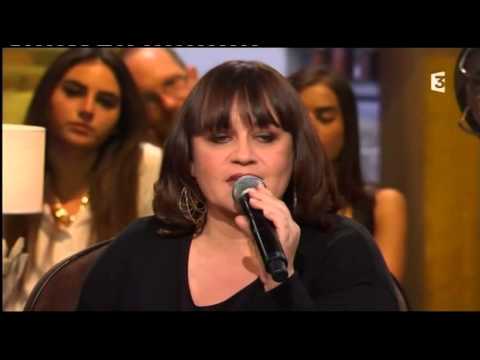 Lisa Angell chante "Une petite française"