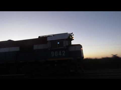 TRENCITO  DE (NCA) LLEGANDO AL PUEBLO DE  (DALMACIO VELEZ SARSFIELD) cba... JUNTO AL ATARDECER