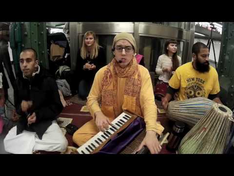 Natabara Gauranga Prabhu Chants Hare Krishna at Times Square on Black Friday