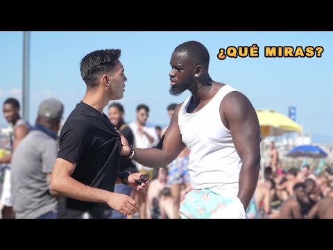 MIRADAS AGRESIVAS A DESCONOCIDOS [Broma Cámara Oculta]