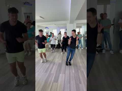 Así así levantando las manos! 🙌🏽 @motsimabuse-dietaunustanzs7921 #levantandolasmanos #zumba