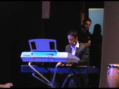 Mirko Pastore live alla tastiera canta al Teatro La Perla AMAMI DI PIU'