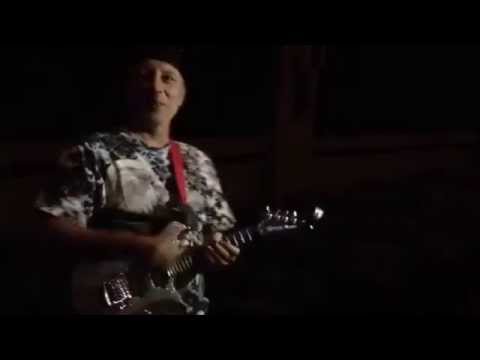 Apresentação de Aroldo Macedo na exibição do Guitarra Baiana A Voz do Carnaval LABRFF